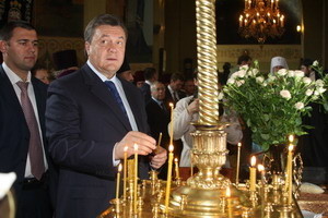 Виктор Янукович подарил местной епархии старинный псалтырь 