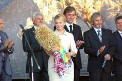 Юлии Тимошенко на родине подарили трактор 