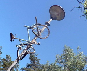 Городской фонарь украсили… велосипедом! 