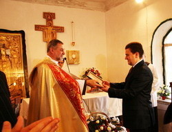 Губернатор подарил католикам на «новоселье» православную икону 