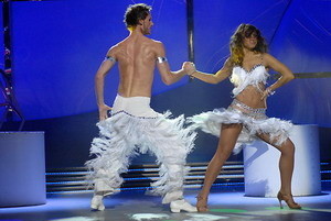 Финалисты «Танцуют все!-2» выступают в роскошных платьях, спецовках и шиньонах 