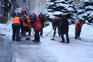 Перед приездом Тимошенко коммунальшики за полчаса ободрали лед и снег 