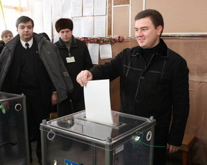 Губернатор Днепропетровской области голосовал в городе, а его семья – в Одессе 