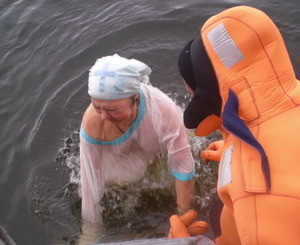 На Крещение в прорубь окунулась 79-летняя монахиня! 