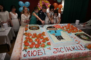 Женщинам-милиционерам подарили 260-килограммовый торт 