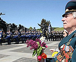 Наградные медали к 65-й годовщине Победы ветеранам предлагают купить за 130 гривен  