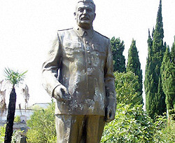 От Януковича ждут реакции на памятник Сталину 