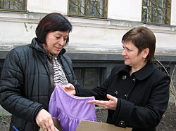 В Павлограде бесплатно одевают пенсионеров и многодетные семьи 