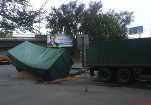В Днепропетровске грузовик с 10 тоннами пшеницы угодил в яму