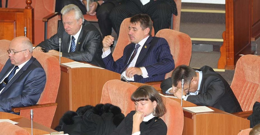 Депутаты решили продать «Запорожец» и не захотели купить частичку гостиницы «Украина»
