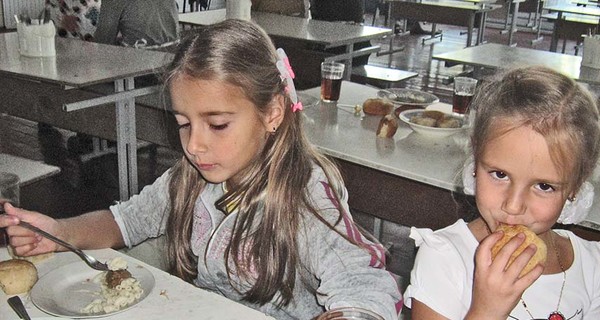 В некоторых детсадах и школах детей кормят просроченной рыбой и курятиной