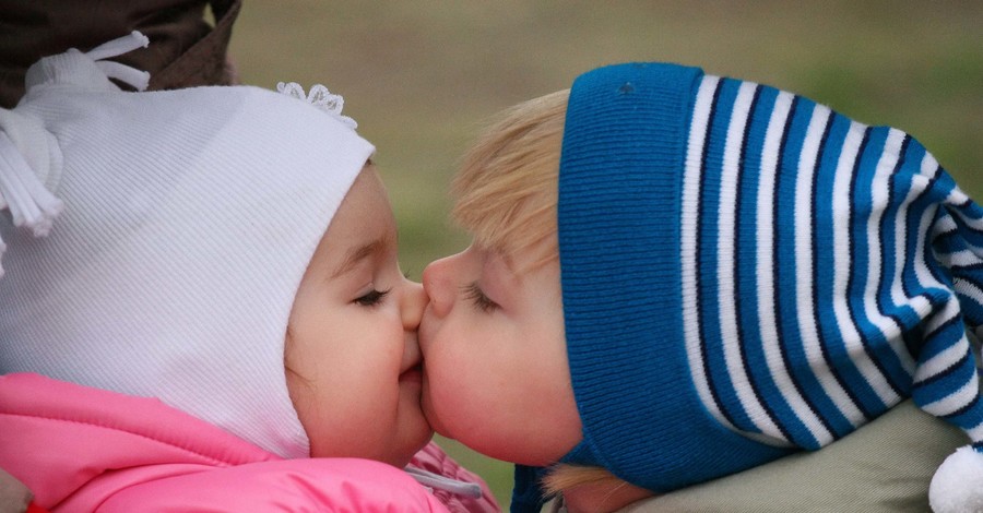С праздником! Самые поцелуйные места Днепропетровска: Набережная, «Родина» и ЦУМ