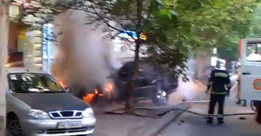 В Бабушкинском районе парни в масках подожгли джип