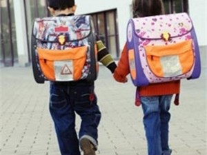 Портфели малышей тяжелей сумок выпускников на три кило