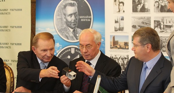 Николай Азаров и Леонид Кучма за пять гривен подрабатывали почтальонами