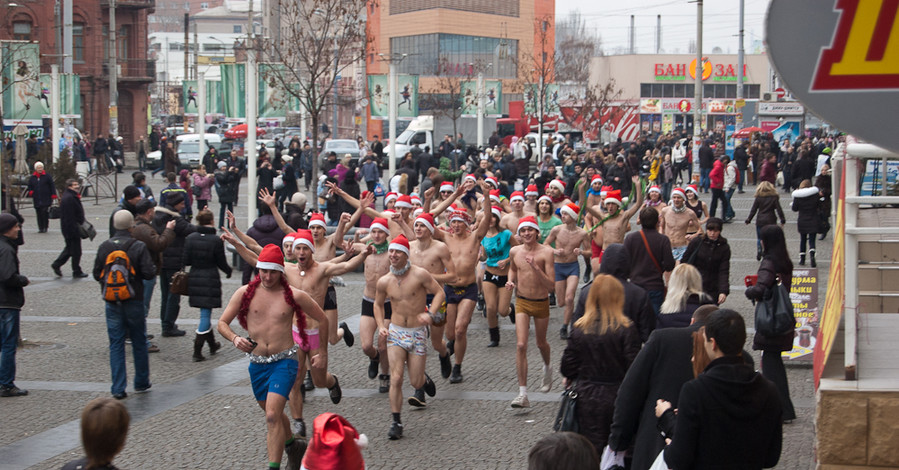 В Днепропетровске бегали Деды Морозы в одних трусах