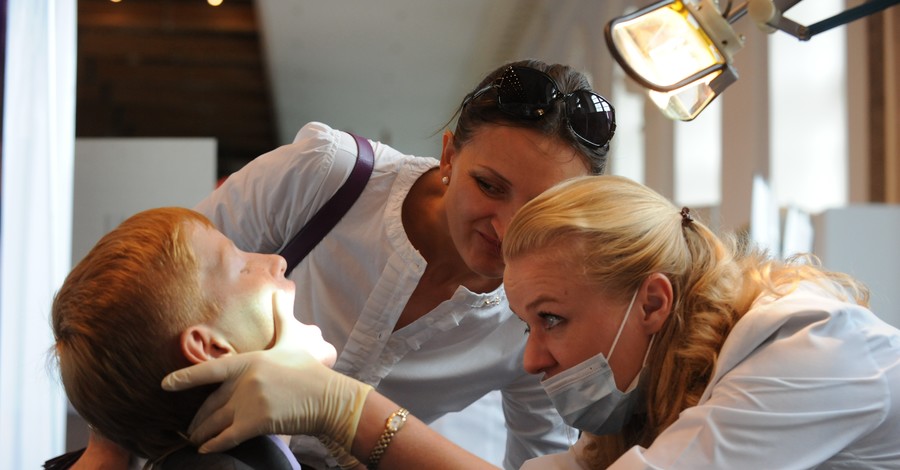 Днепропетровские стоматологи вправляют челюсти женихам и забывают пациентов