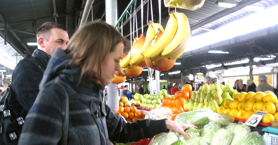 На рынках появились первые весенние овощи