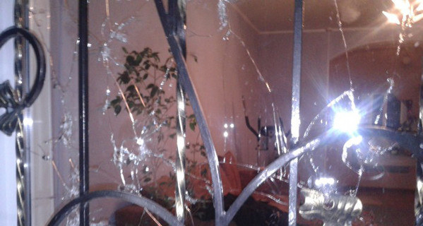 Никопольскому журналисту кинули под окна гранату
