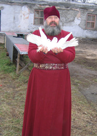 Священник разводит в храме голубей 