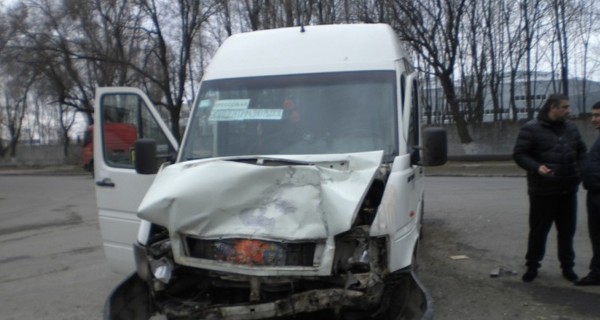 В Днепропетровске 10 пассажиров пострадали в аварии с маршруткой