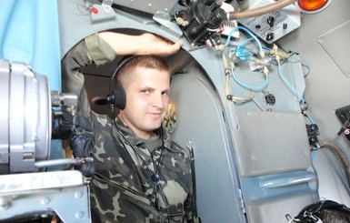 Погибший в самолете над Луганском радист Виктор Ментус пошел по стопам отца