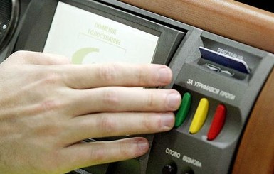 Депутатов-новичков научат, как правильно жать на кнопку при голосовании