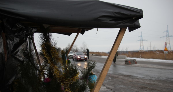На блокпостах Нацгвардии засияли новогодние елки