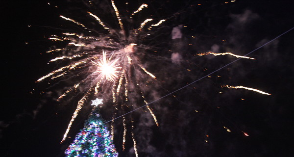 Днепропетровцы встретили Новый год салютами и сигнальными ракетами