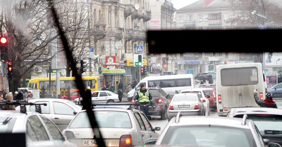 Именем Порошенко устроили транспортный коллапс в Днепропетровске