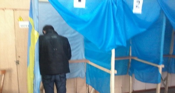 В Херсоне на кабинках для голосования нет шторок