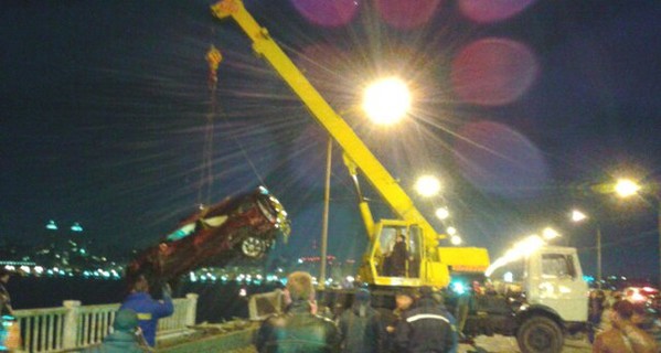 В Днепропетровске машина пробила ограждение и слетела с моста