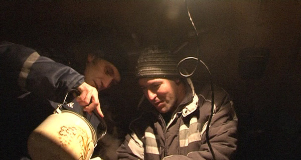 В Днепропетровске застрявших в сугробах автомобилистов отогревают чаем