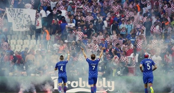 УЕФА расследует поведение болельщиков на матчах Хорватии и Турции