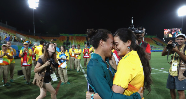 Девушка-волонтер сделала предложение бразильской спортсменке во время Олимпийских игр