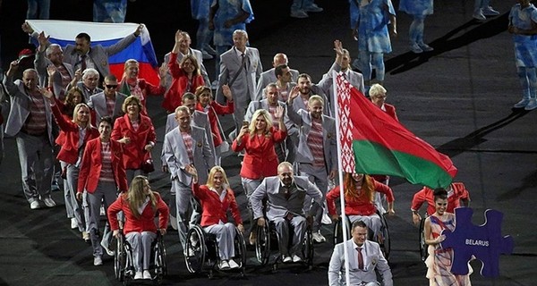 Пронесшему на открытие Паралимпиады флаг России белорусу подарят квартиру