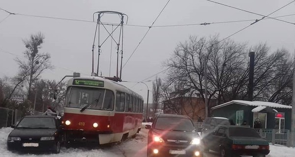 В Харькове трамвай сошел с рельсов и врезался в машины