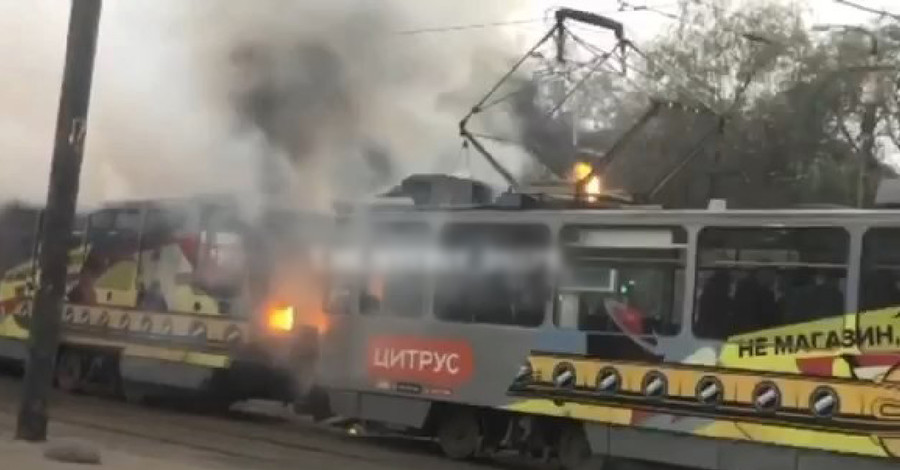 В Днепре горел трамвай с пассажирами