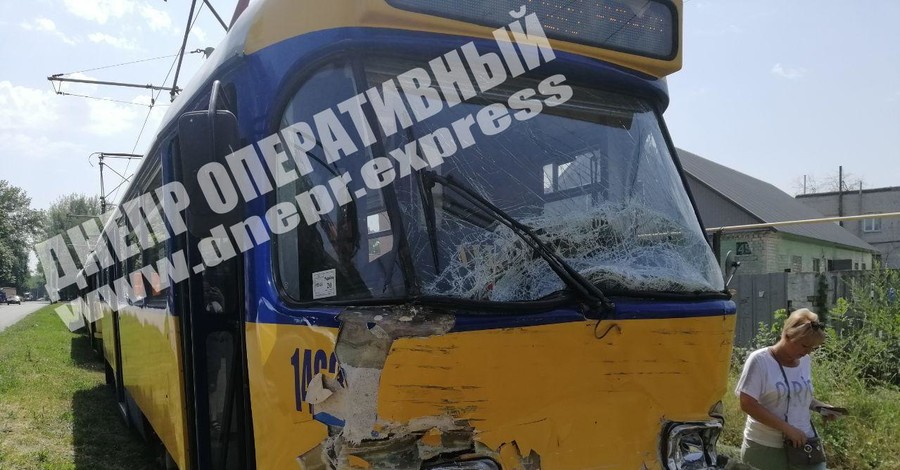 Не смог затормозить: в Днепре трамвай на ходу протаранил грузовик 