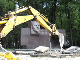 На проспекте Кирова хотели снести памятник Ленину 