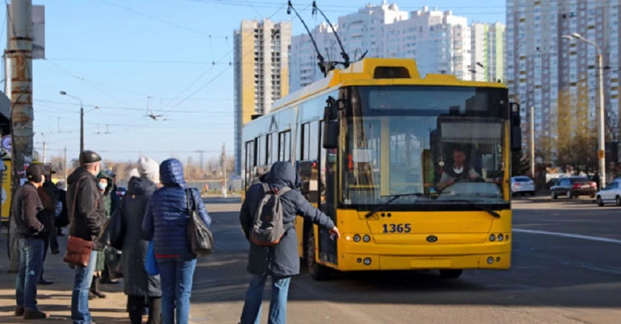 В Киеве с 16 февраля запускают 40 трамвайных и троллейбусных маршрутов