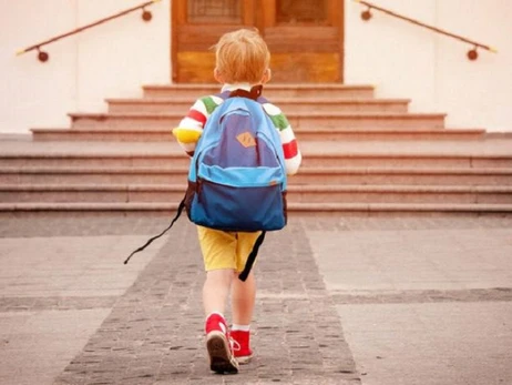 Повербанк, мобильный и одеяло: что положить школьнику в рюкзак для комфортного пребывания в укрытии