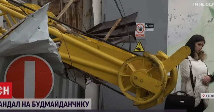 В Киеве из-за падения строительного крана на дорогу изменено движение ряда троллейбусов и автобусов