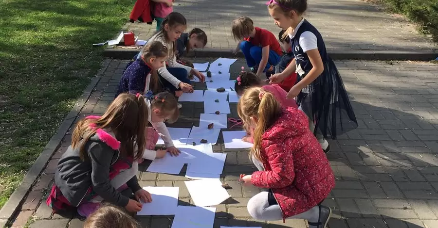 В українських школах почали вчити дітей бути щасливими