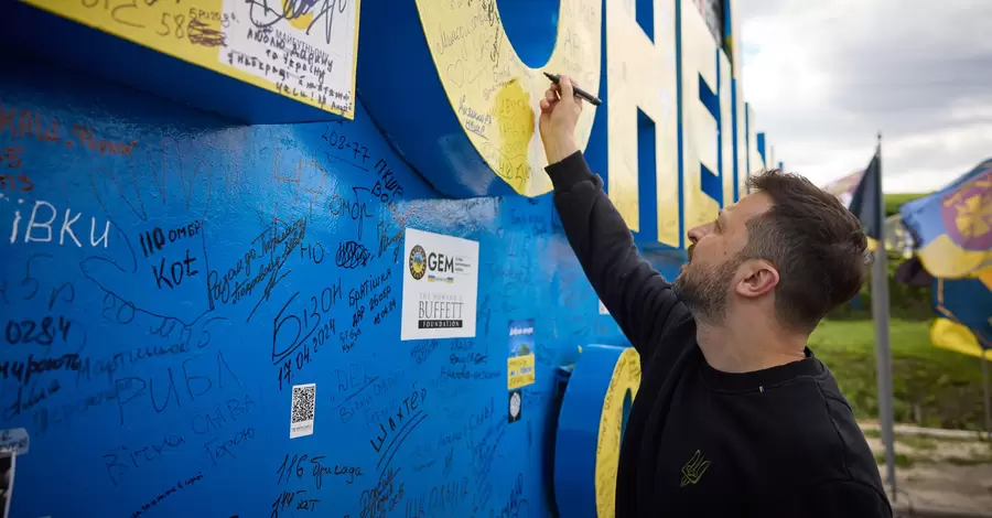 Зеленский расписался на стеле в Донецкой области, которую со скандалом закрасили