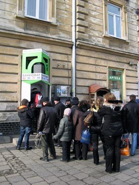 Половина банкоматов города выдает не больше 1000 гривен 