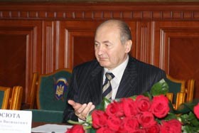 Михаила Косюту встретили огромным букетом красных роз 