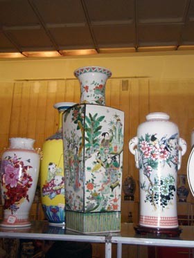 В Днепропетровск привезли поющие вазы 