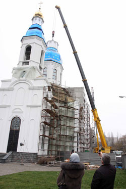 Вчера церковь на Мандрыковской увенчали куполами 
