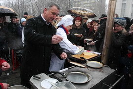 Иван Куличенко накормил город пятью блинами 